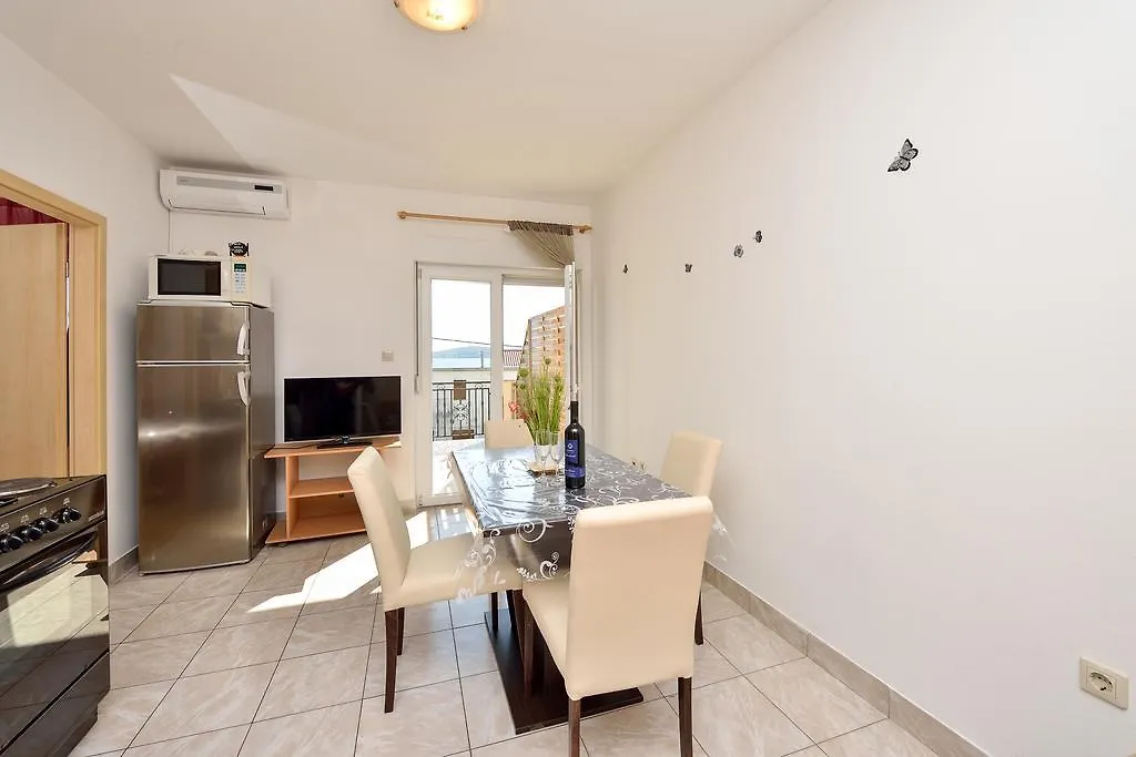 Apartments Duje ビビニェ