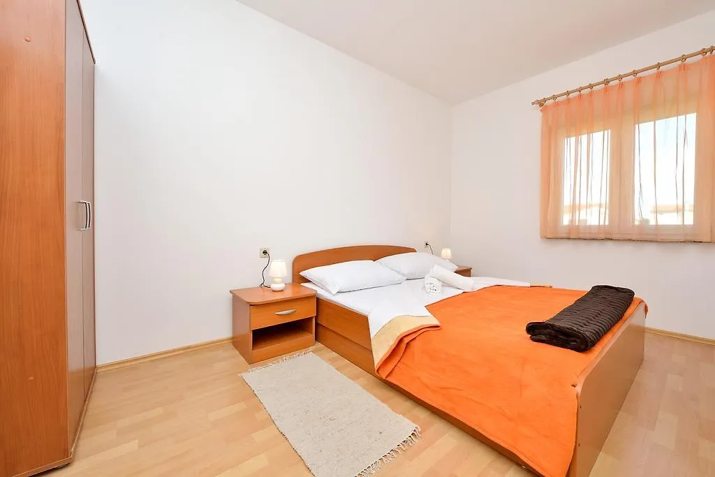 Apartments Duje ビビニェ