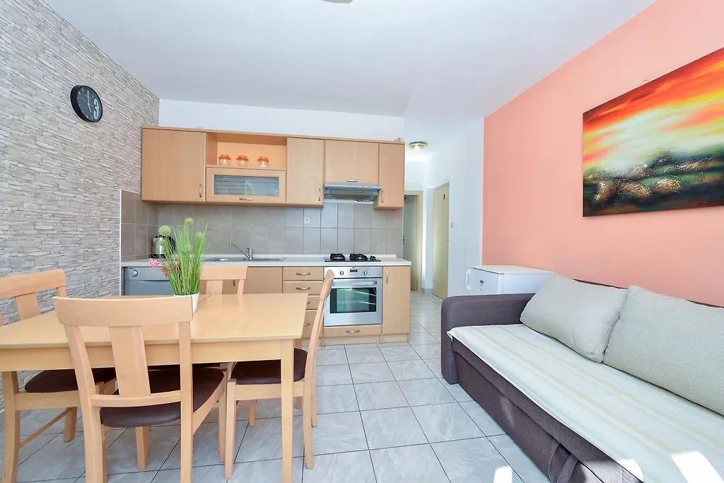 Apartments Duje ビビニェ