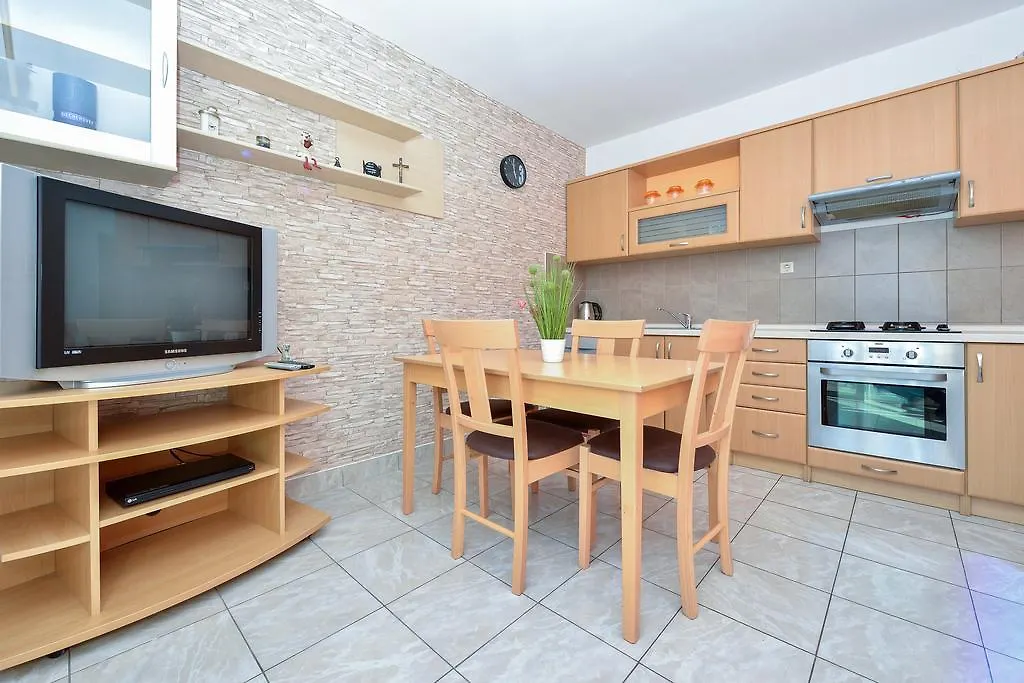 Apartments Duje ビビニェ